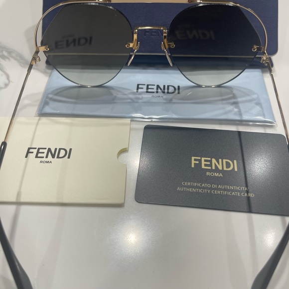 Fendi sunglass with case - Picture 5 of 9